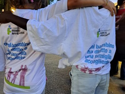 Due piccoli volontari allo stand